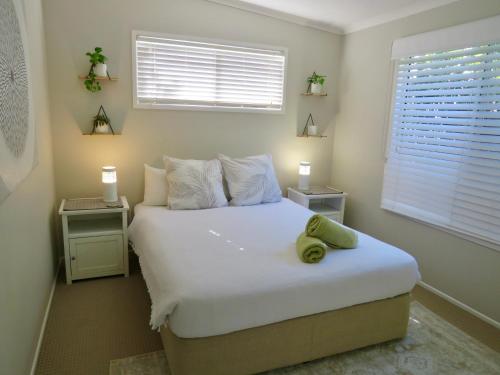 库鲁姆海滩库鲁姆海滩中央卡西亚大道海滩度假屋的卧室配有一张大白色床和窗户