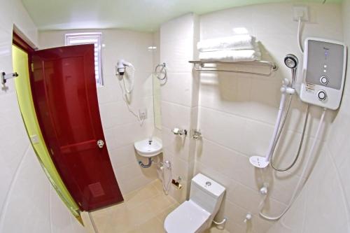马累Tourist Inn的带淋浴、卫生间和盥洗盆的浴室
