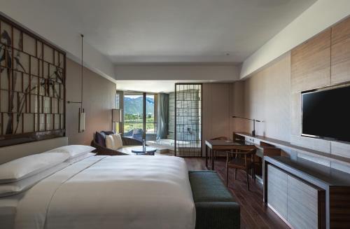 昌平北京乐多港万豪酒店的酒店客房设有一张大床和一台电视。