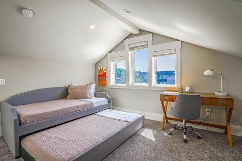 西雅图Exquisite Central Townhome with Spacious Loft and Gourmet Kitchen的一间卧室配有一张床、一张桌子和一把椅子