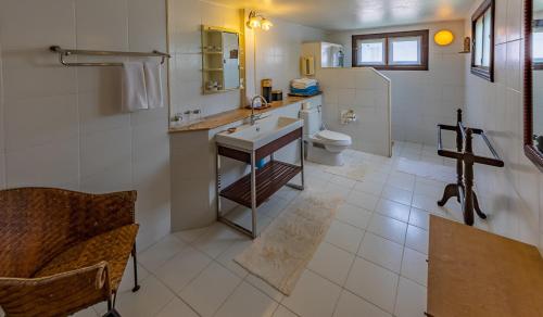 波普托班基亚别墅酒店的一间带水槽和卫生间的浴室