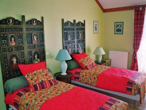 FuteauGuestroom Futeau, 1 pièce, 2 personnes - FR-1-585-106的一间卧室配有两张红色床单