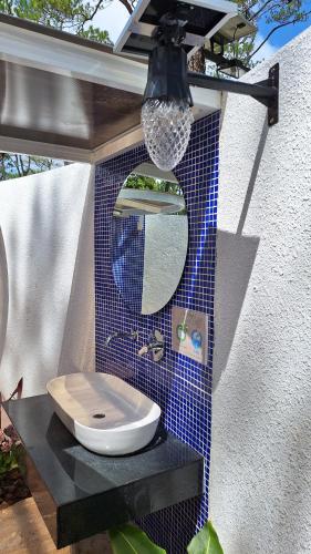 磅士卑省Romdoul Kirirom Resort的浴室设有卫生间,位于蓝色瓷砖墙壁上。