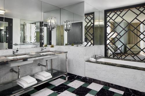 迈阿密W迈阿密酒店的浴室配有2个盥洗盆、浴缸和镜子