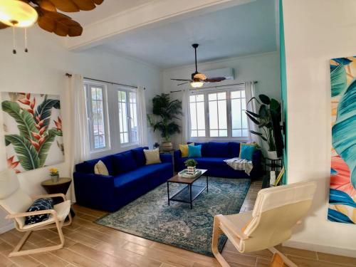 圣胡安Casa Blanca Miramar的客厅配有蓝色的沙发和桌子