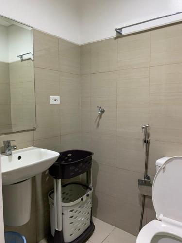 马尼拉SMDC Shore Residences 1 Mall of Asia Complex Pasay的一间带水槽、卫生间和镜子的浴室