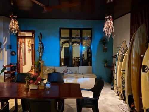 图鲁斯杜Ocean Cottage Maldives的客厅配有一张床、一张桌子和冲浪板