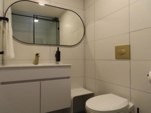 耶路撒冷White Moon Inn的一间带卫生间和镜子的浴室