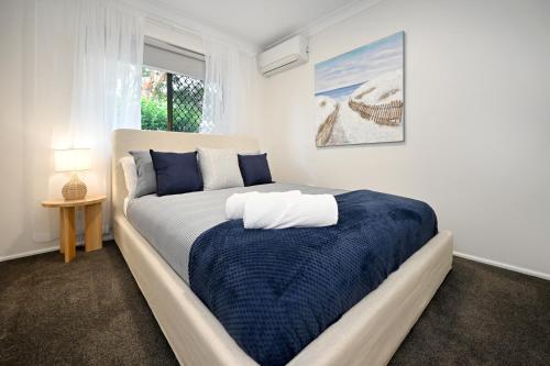 巴迪纳Lovely Beach House -Amazing Location, Pets - ZB9的一间卧室配有一张带蓝色毯子的大床