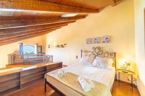 帕拉蒙纳斯Corfu Villa Nikolas的一间卧室设有一张床和一个窗口