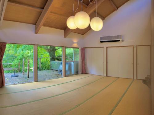 KasamaKiyo's Gokokuen "Tatsumado" - Vacation STAY 06870v的一间空房间,设有舞池
