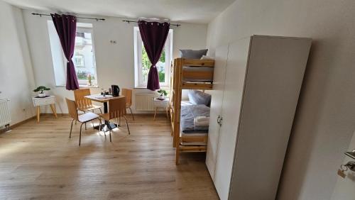 福森my Hostel Füssen的客房配有双层床、桌子和书桌。