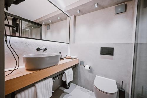 穆泰尔岛Hotel Stomorin-Marina Hramina的一间带水槽和卫生间的浴室