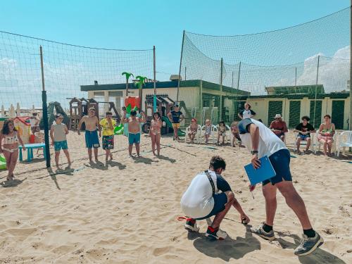 丽都迪萨维奥Brora Family Village的一群人在沙滩上玩排球