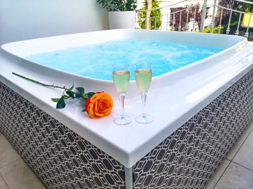 里乔内达瑟纳酒店的浴缸上坐两杯香槟