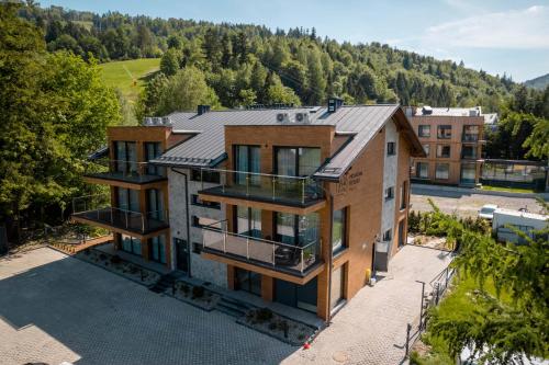 什切尔克Apartamenty Pod Gondolą - Mountain Resort Villa z sauną - Dream Apart的山景别墅的空中景致