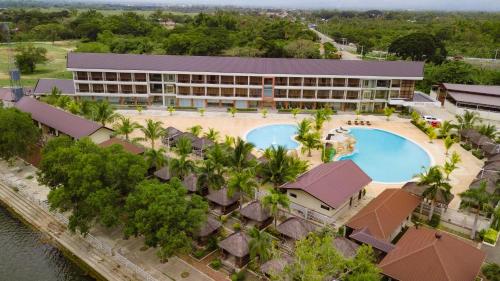 BugallonRiver Palm Hotel and Resort powered by Cocotel的享有带游泳池的度假村的空中景致