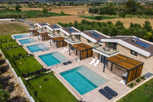 卡兰兹拉Five Senses Of Luxury的享有房屋的空中景致,设有2个游泳池