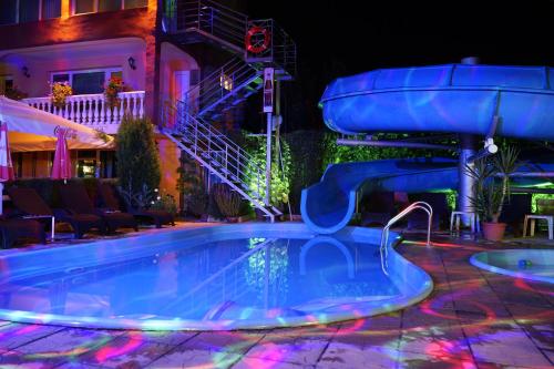 奥雷沙克Комплекс за гости "Тера Верде"的夜间游泳池,带水滑梯