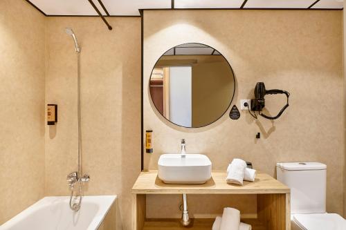 多列毛利诺斯tent Torremolinos的一间带水槽和镜子的浴室