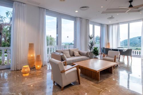 苏昂博HG Jardín de Menorca的客厅配有沙发和桌子