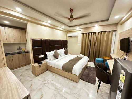 古尔冈Paras Studios By The Lodgers-Serviced Apartments Near Artemis Hospital Gurgaon的酒店客房带一张床和一个厨房