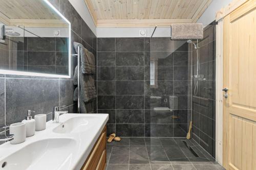 布朗顿Croftner, Great Field Lodges的一间带水槽和淋浴的浴室