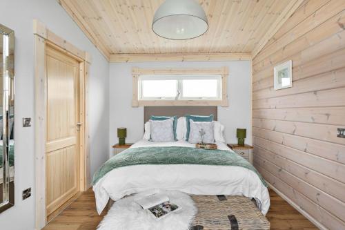 布朗顿Croftner, Great Field Lodges的一间卧室设有一张床和一个窗口