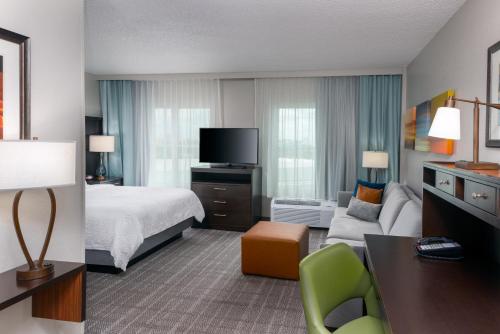 迈阿密住桥套房酒店迈阿密多拉区的酒店客房,配有床和沙发