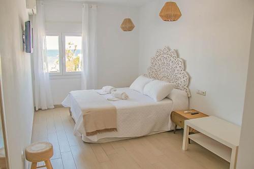 莫哈卡尔H Rincón de Diego的白色的卧室设有床和窗户