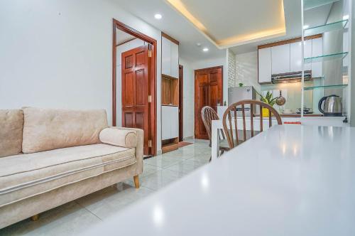 胡志明市Spring Hill Apartment -The High Class的带沙发的客厅和厨房