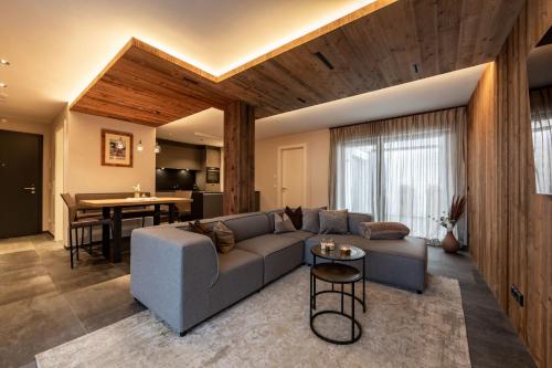 蒂罗尔-基希贝格Mountain Chalet Kirchberg by Apartment Managers的客厅配有沙发和桌子