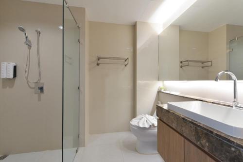 Ban Khlong Bang PingVST Residence -SHA PLUS Certified的带淋浴、卫生间和盥洗盆的浴室