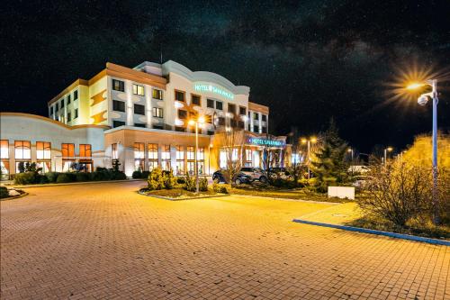 赫瓦洛沃埃斯萨凡纳酒店的夜间的酒店,前面设有停车场
