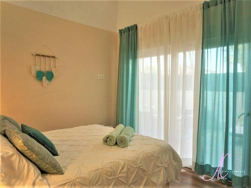 卡斯特尔德费尔斯Arena Castelldefels的一间卧室配有一张床,上面有两条毛巾