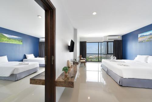 Ban Khlong Bang PingVST Residence -SHA PLUS Certified的蓝色墙壁客房的两张床