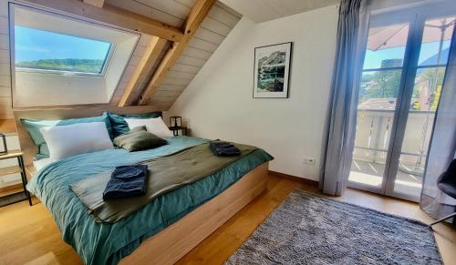施皮茨Niesen Loft的一间卧室设有一张床和一个大窗户
