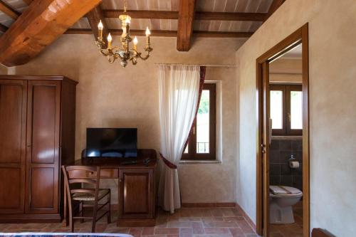 法诺Locanda di Montegiove的一间带书桌、电视和窗户的浴室