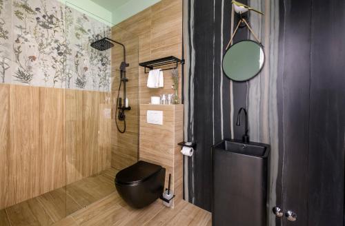 斯普利特Via Mare Luxury Rooms的浴室设有黑色的卫生间和镜子