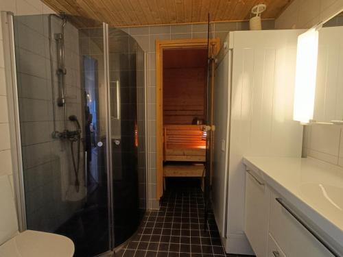 索特Näköalahuoneisto 412的带淋浴、卫生间和盥洗盆的浴室