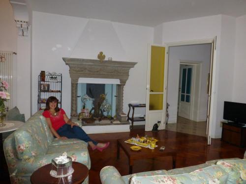 伊莫拉Il Giardino Segreto的坐在客厅沙发上的女人