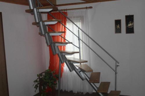 滨湖克拉科Ferienquartiere Roloff的窗户房间里金属螺旋楼梯