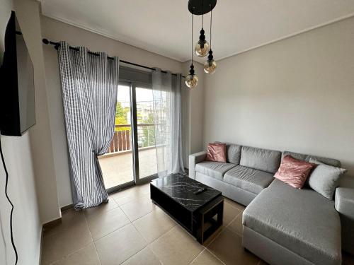 Áyios SpirídhonEVa's Luxury Apartments No 2的带沙发和窗户的客厅