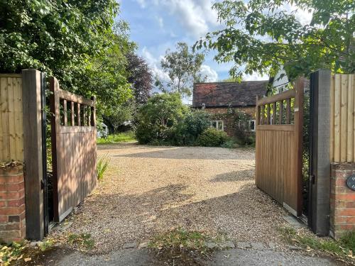 亨利昂泰晤士Cottage 7 mins from Henley with gated parking的木门房子的入口