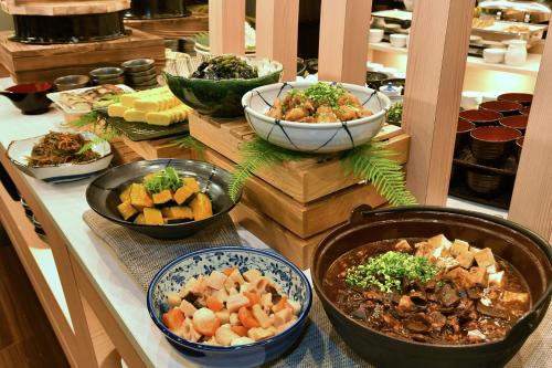 名古屋名古屋荣华盛顿广场酒店的餐桌上的自助餐,包括不同种类的食物