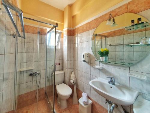 阿尔库季岛Brati II Beach Hotel的浴室配有卫生间、盥洗盆和淋浴。