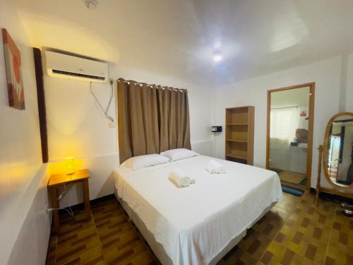 莫阿尔博阿Dolce Vita Resort的卧室配有一张白色大床和镜子