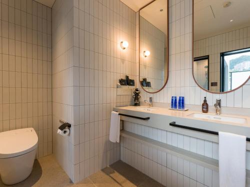 热海Rakuten STAY Atami的一间带卫生间、水槽和镜子的浴室