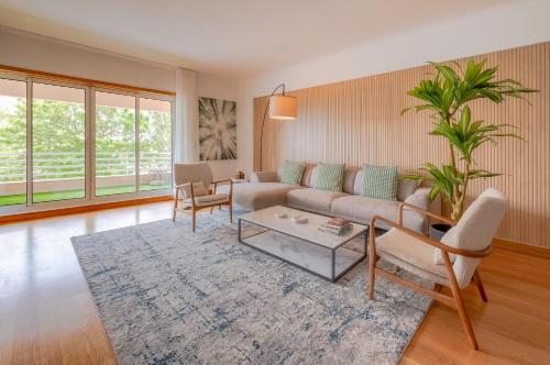 帕雷迪Belo Horizonte Apart的客厅配有沙发和桌子