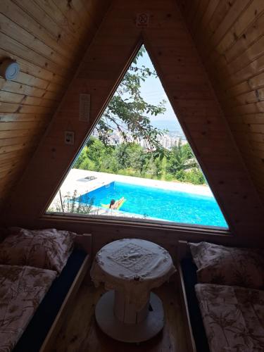萨拉热窝Bungalovi Lana的从带窗户的客房内可欣赏到游泳池的景色